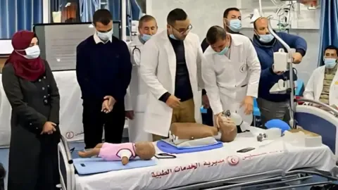 First Group of Scholars Extracted from the Gaza Strip to Undertake Studies in the United Kingdom