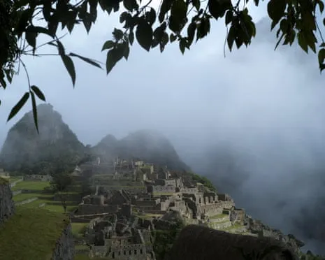 Boulders blocking Train Tracks Leave 900 Travelers en route to the Inca Citadel